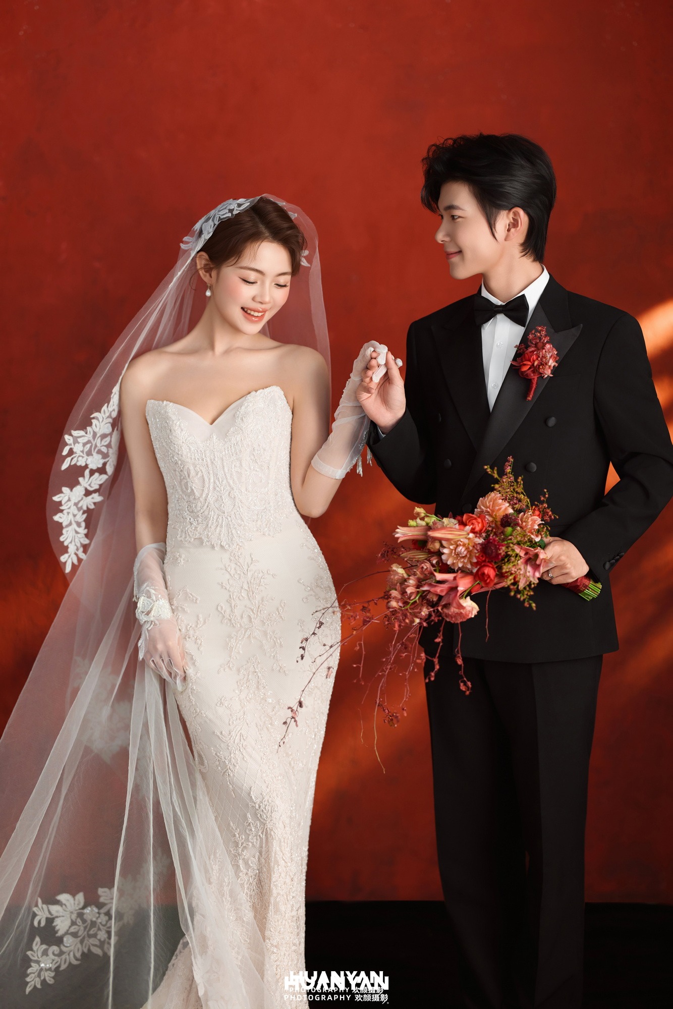 红墙纱影客片第3张｜复古婚纱照，摄于室内影棚