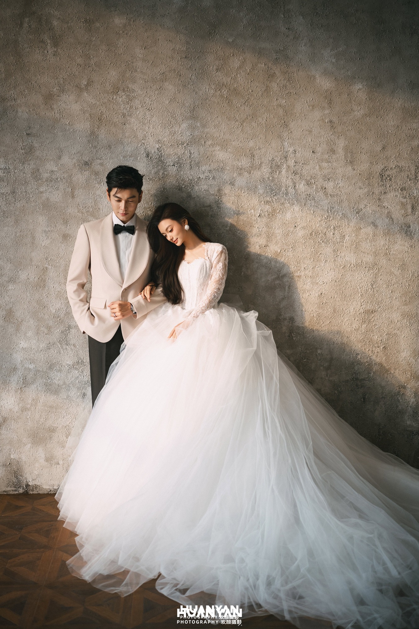 纱与旧时光：轻奢高级婚纱照室内影棚实拍
