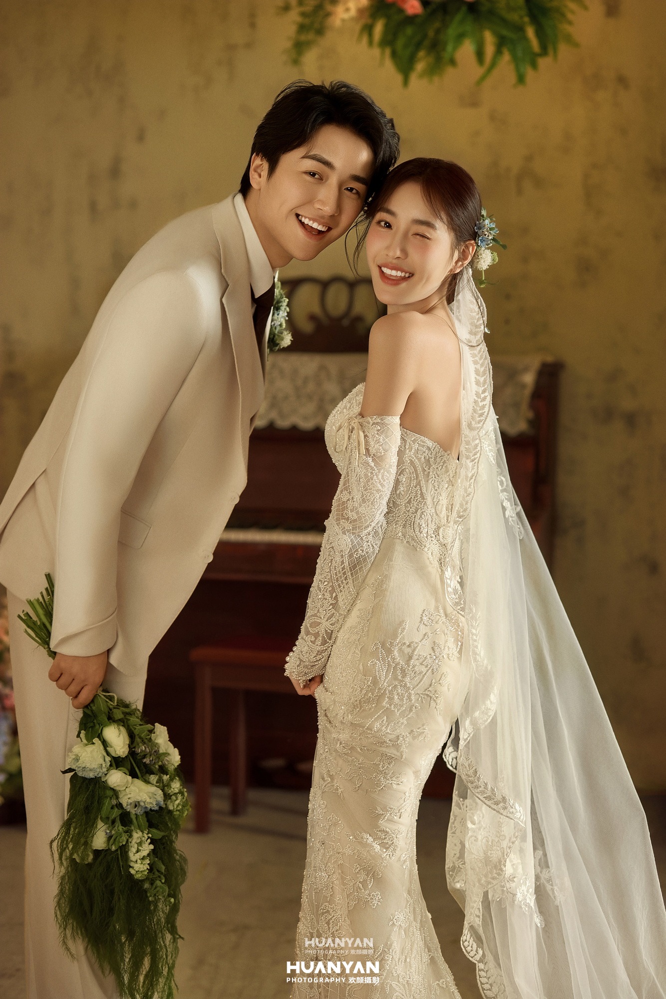 窗畔微光客片第3张｜浪漫唯美婚纱照，摄于室内影棚