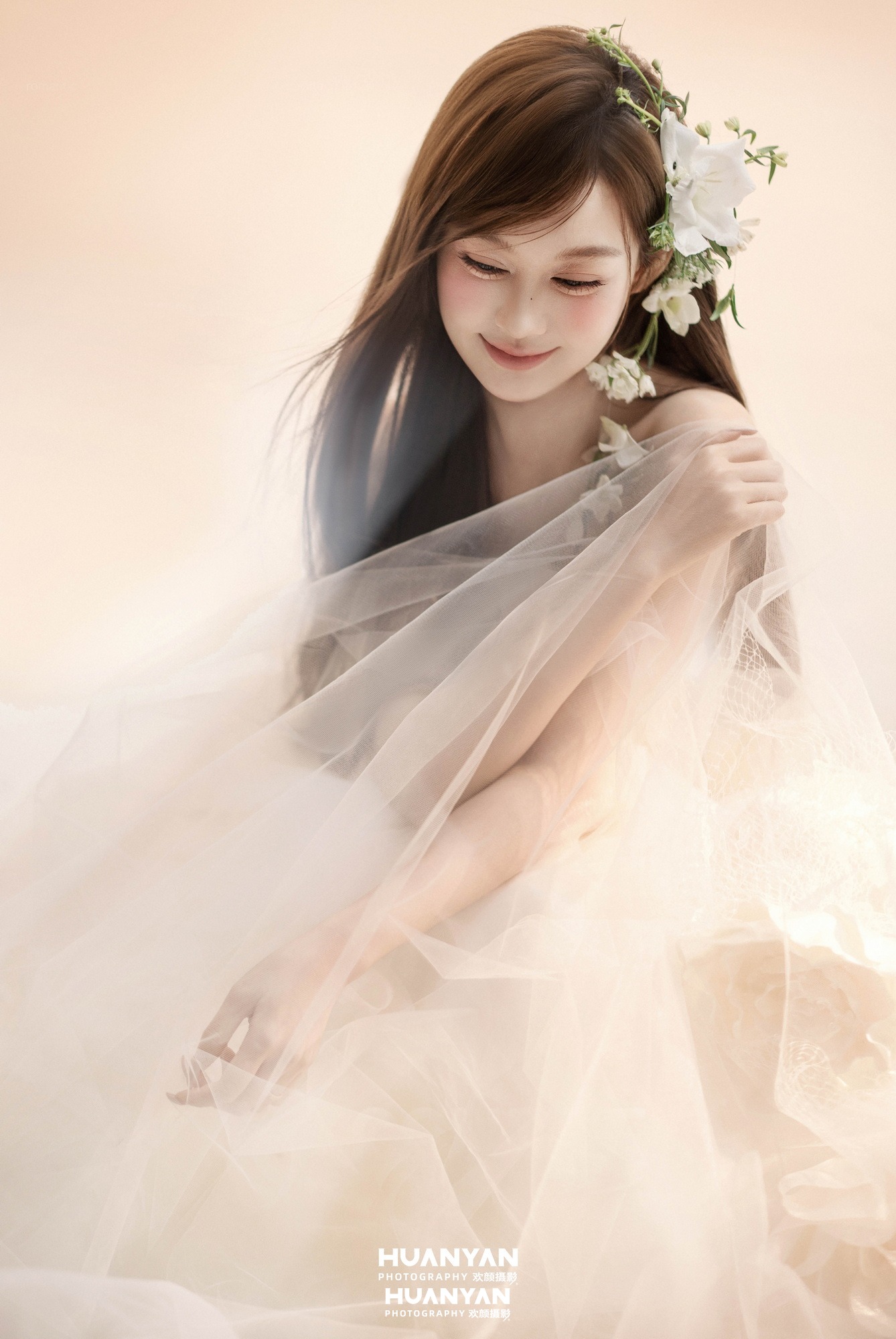 一纱之隔：浪漫唯美婚纱照室内影棚实拍