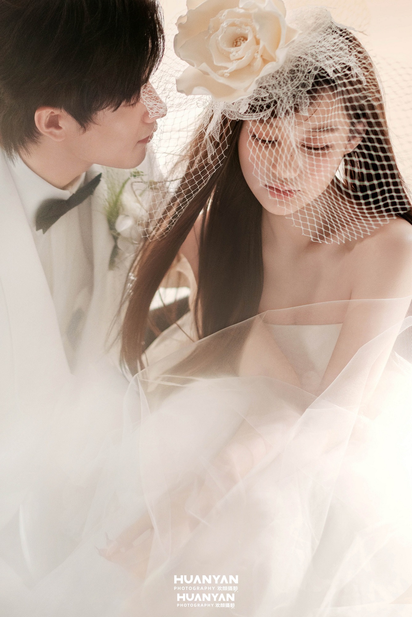 一纱之隔客片第3张｜浪漫唯美婚纱照，摄于室内影棚