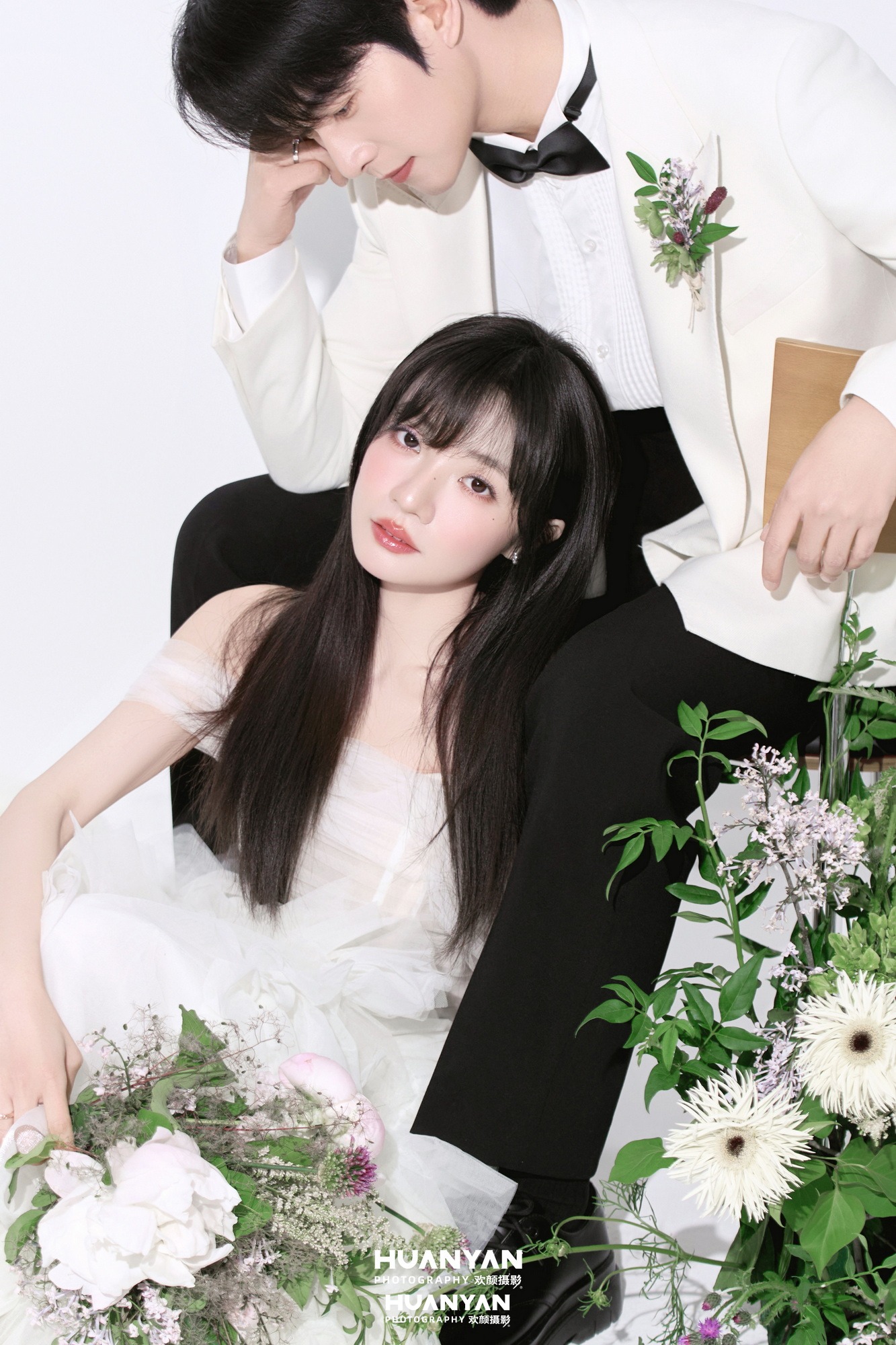花畔依偎
