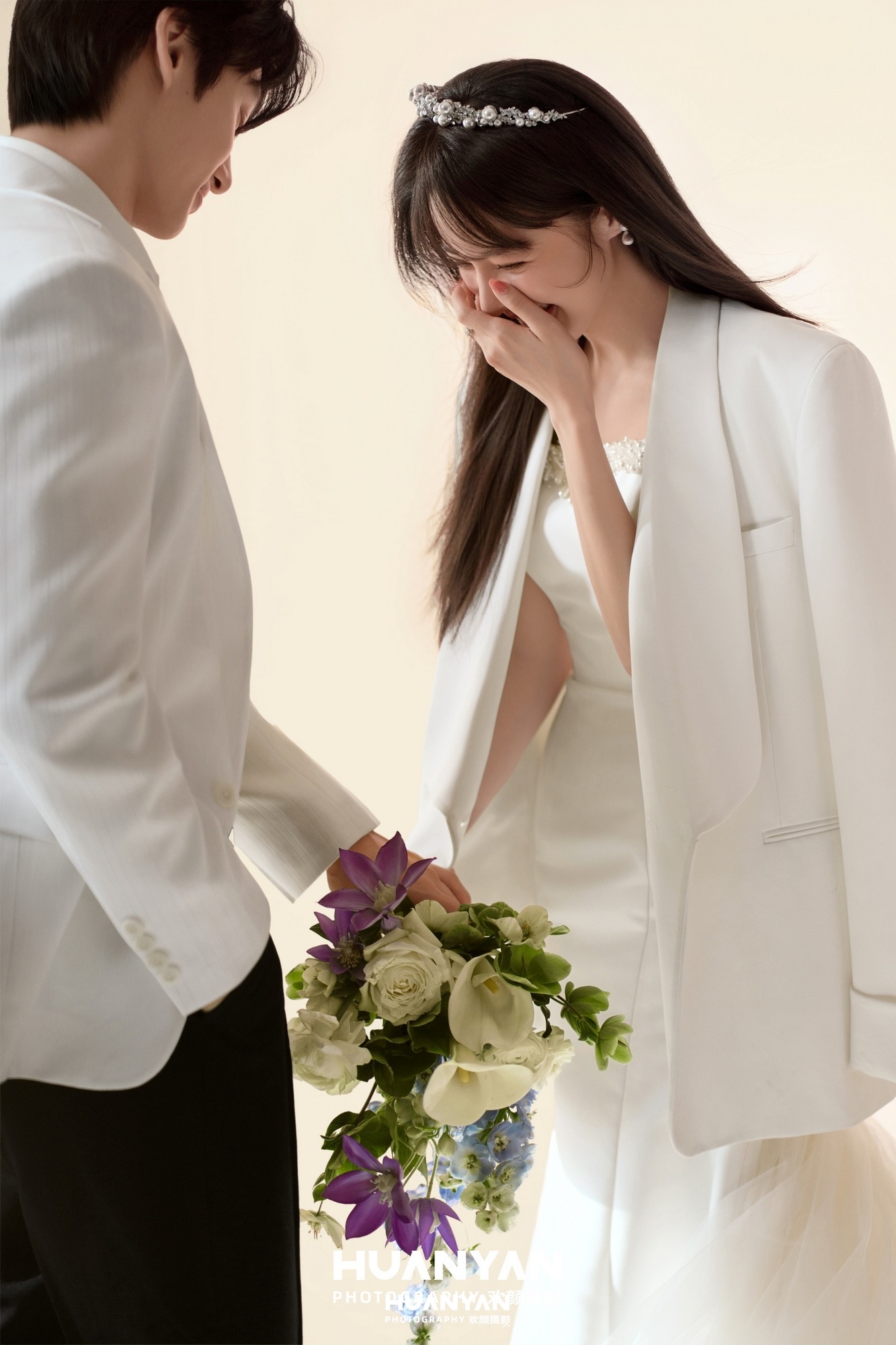 裙裾生风：韩式温柔婚纱照室内影棚实拍