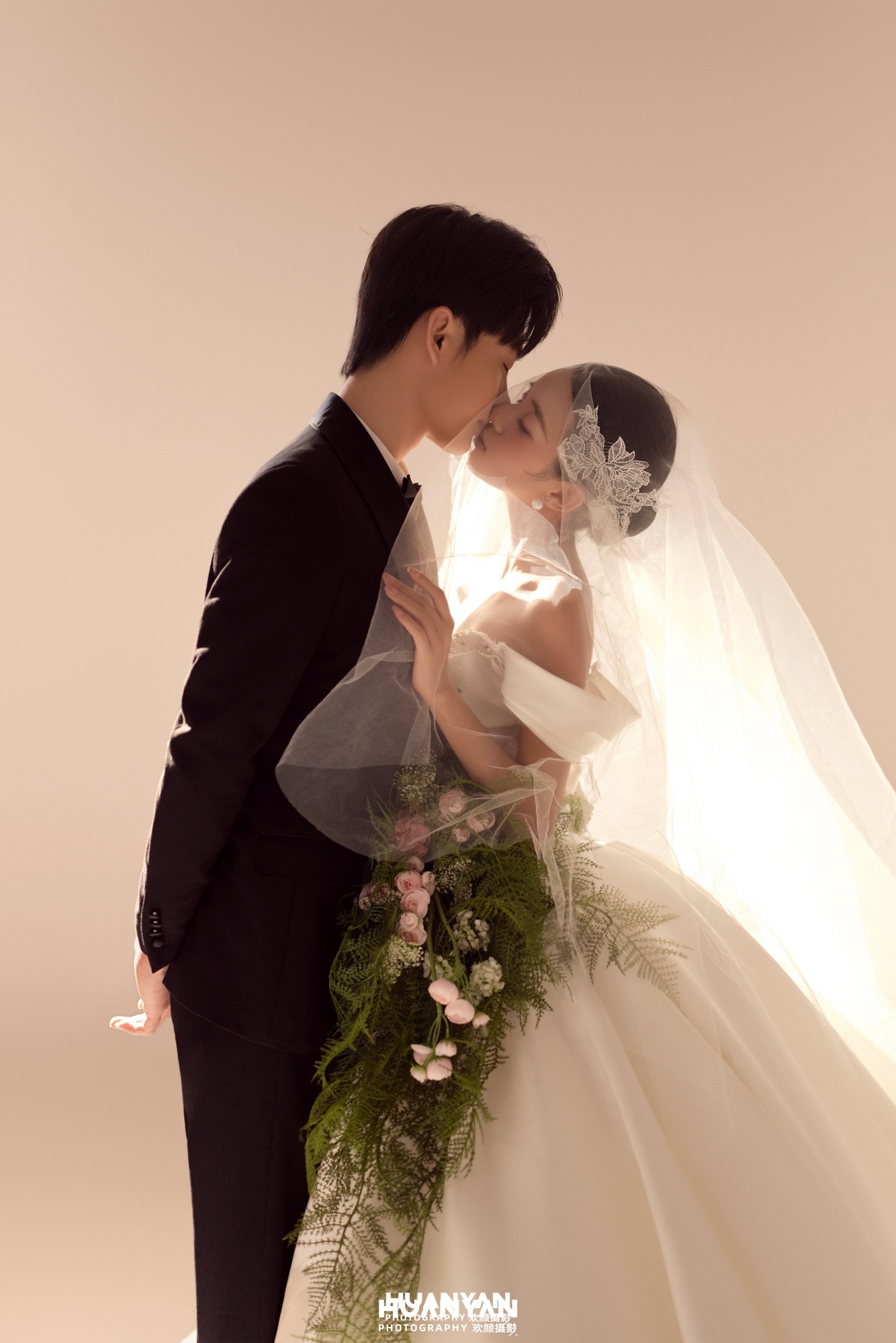 浪漫唯美婚纱照 · 室内影棚场景 · 垂花浅笑客片