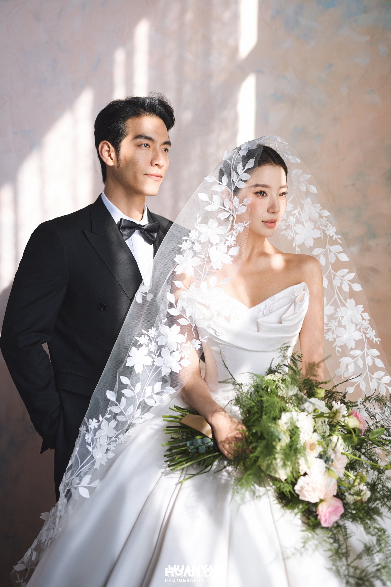 斜光映纱客片第7张｜韩式温柔婚纱照，摄于室内影棚