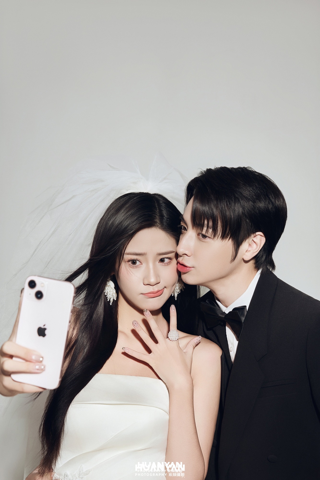 裙摆拾光：极简婚纱照室内影棚实拍