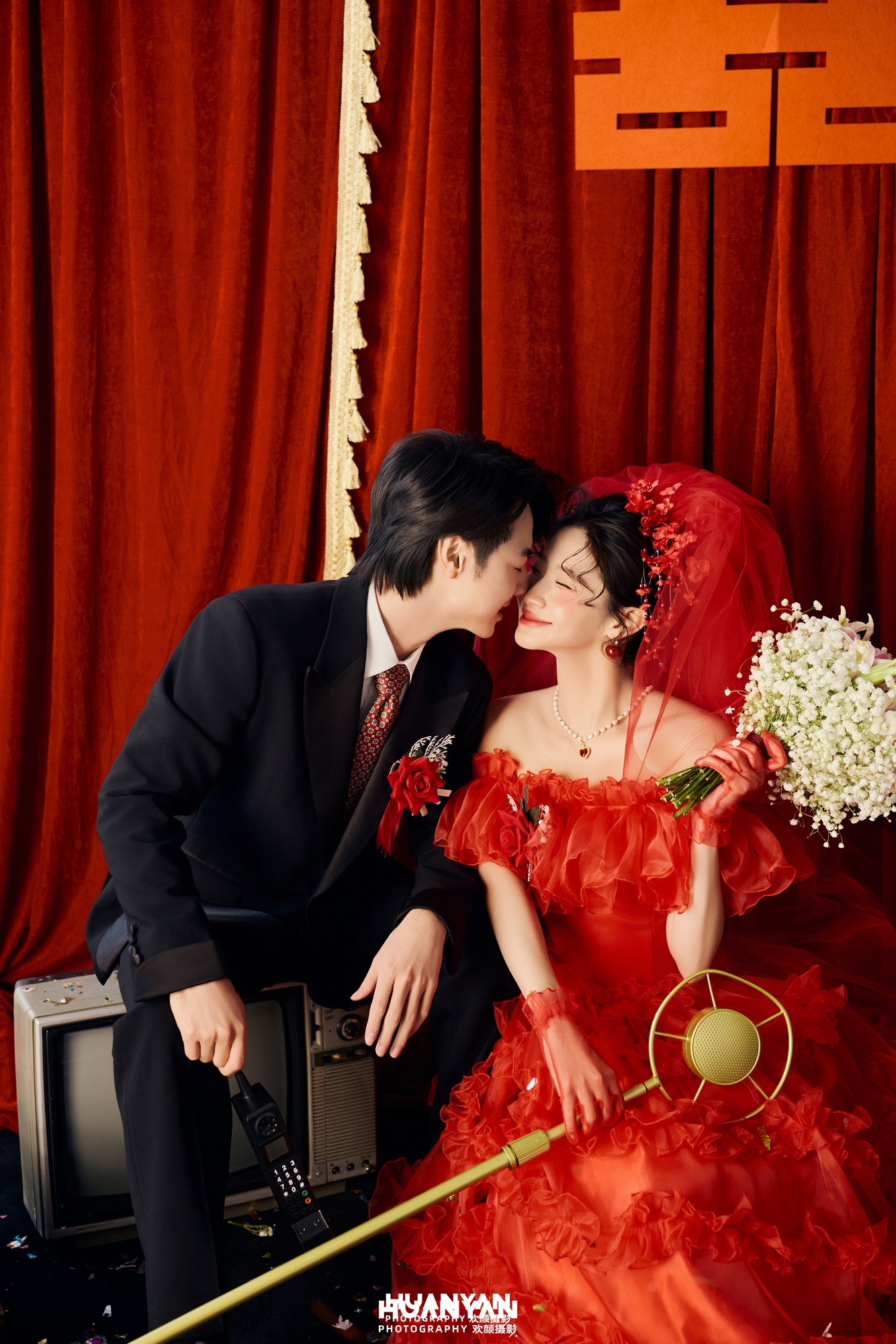 红幕欢歌：新中式婚纱照室内影棚实拍