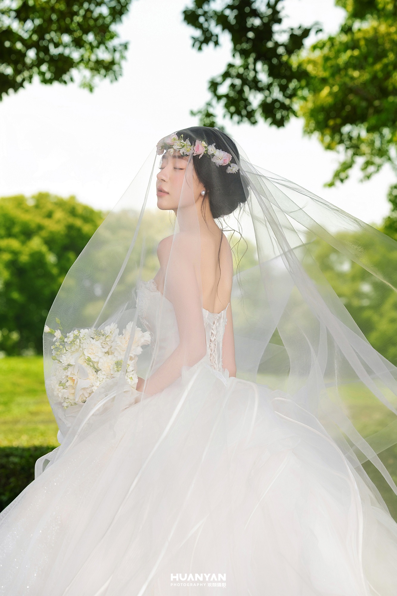 清新自然婚纱照 · 户外自然场景 · 绿荫吻客片
