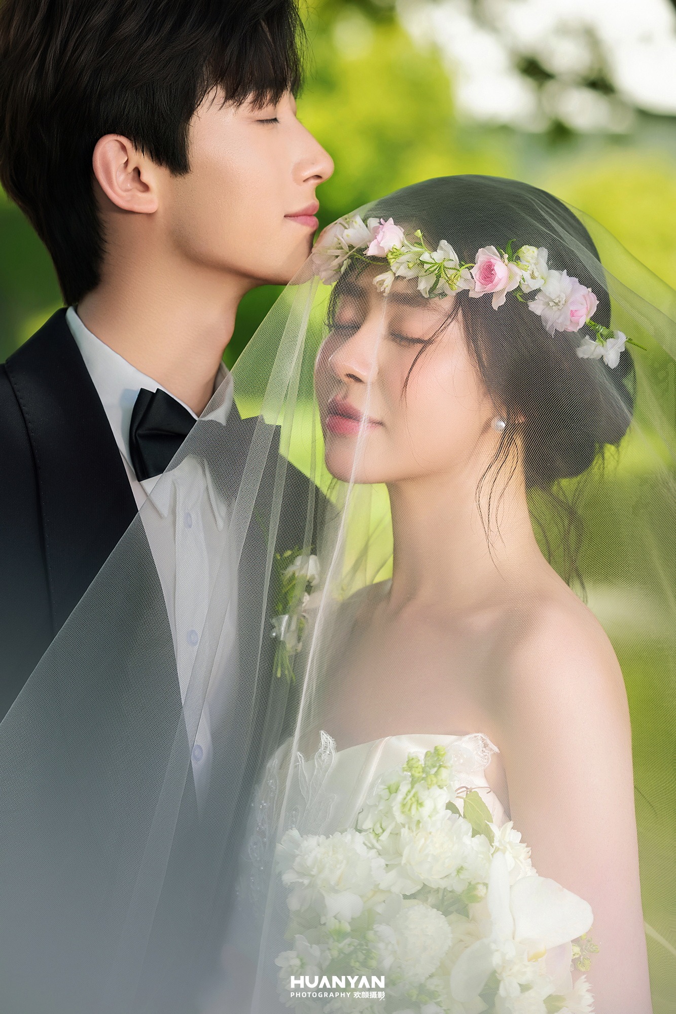绿荫吻：清新自然婚纱照户外自然实拍