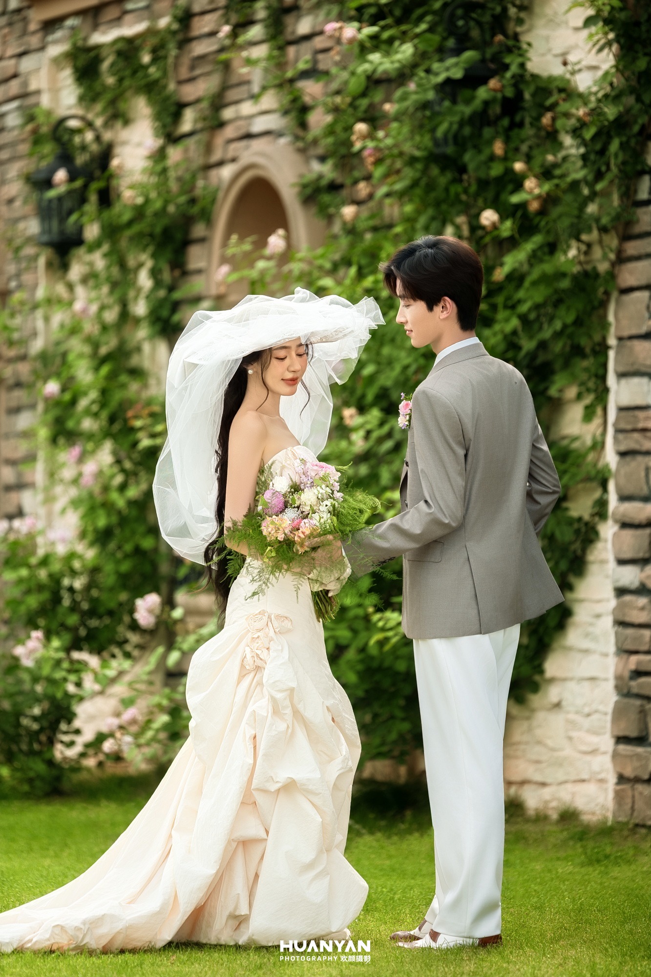 蔷薇之畔客片第7张｜法式浪漫婚纱照，摄于城堡古堡