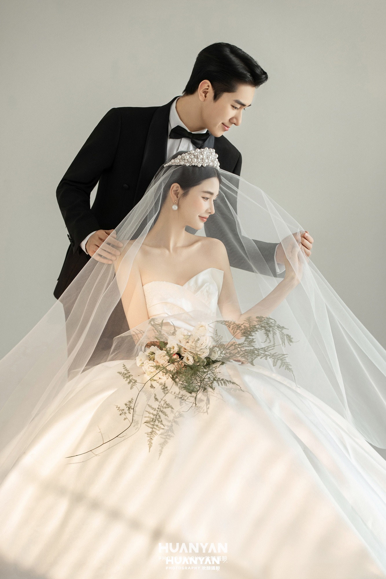 纱如浪客片第3张｜极简婚纱照，摄于室内影棚