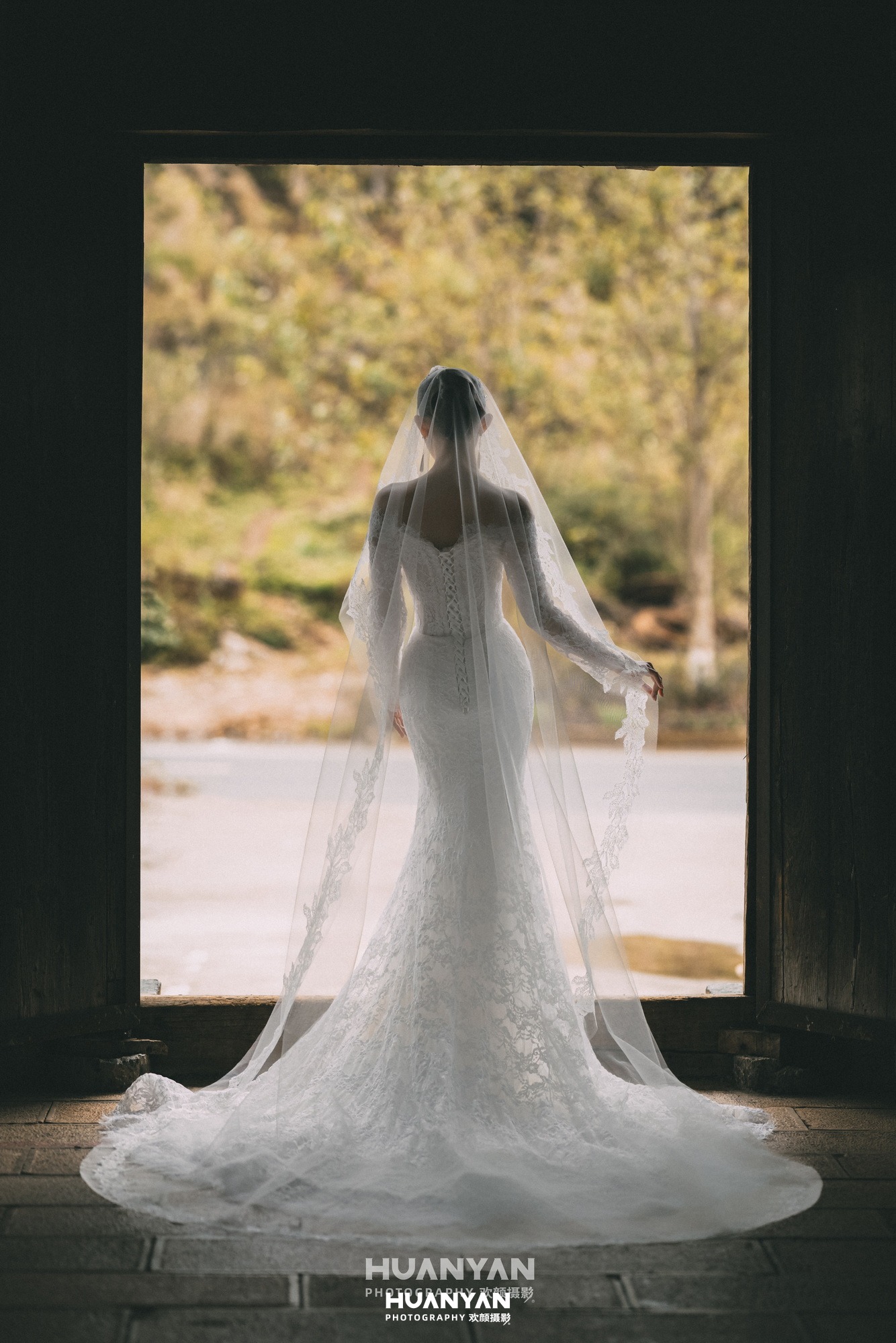 清新自然婚纱照 · 老街胡同场景 · 旧门新纱客片