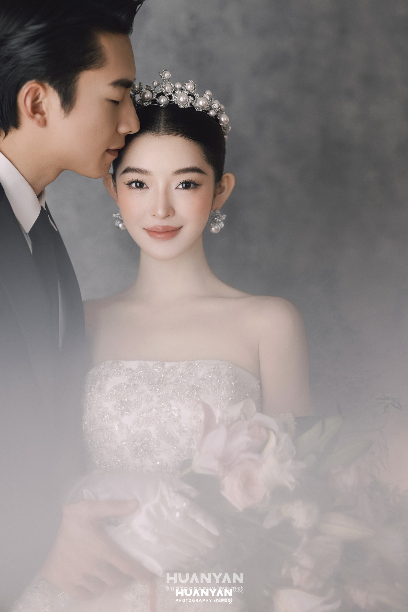 灰境絮语客片第7张｜极简婚纱照，摄于室内影棚