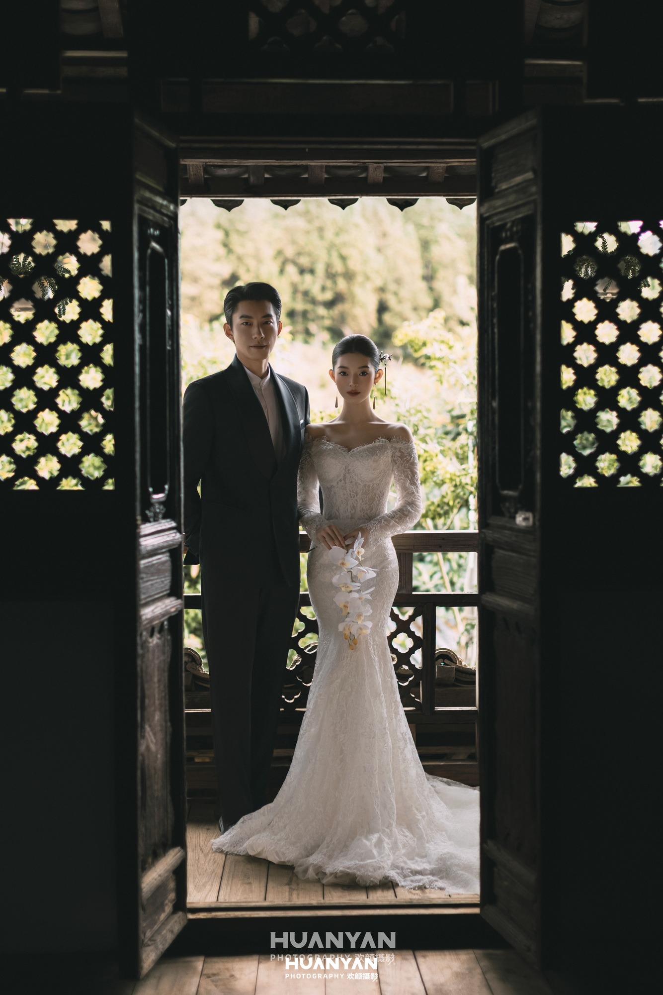 旧门新纱：清新自然婚纱照老街胡同实拍