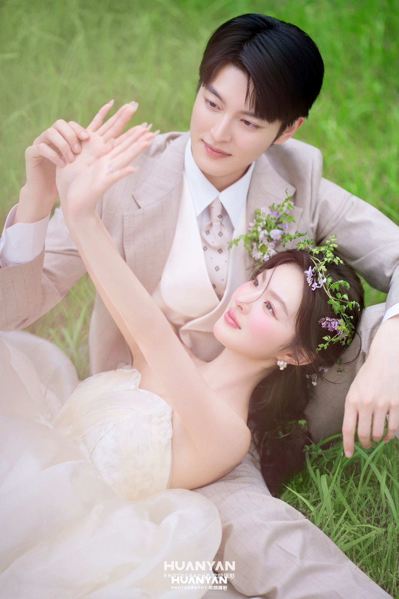绿茵花环：清新自然婚纱照户外自然实拍