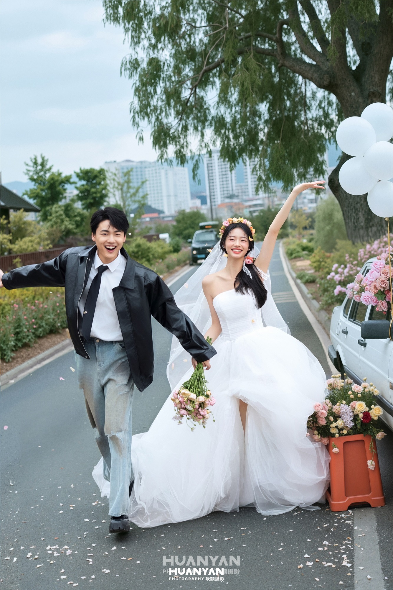 白伞飞花客片第11张｜清新自然婚纱照，摄于户外自然