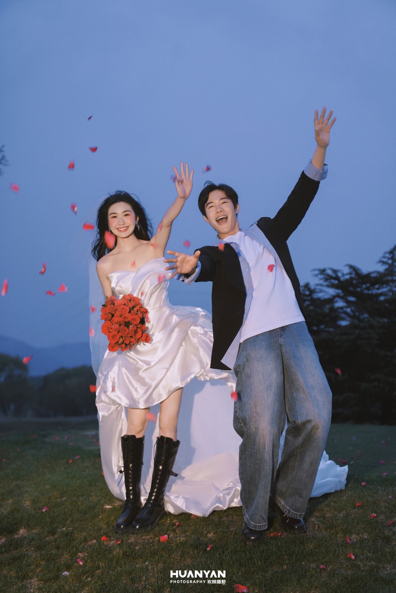 胶片婚纱照 · 户外自然场景 · 蓝暮红玫客片
