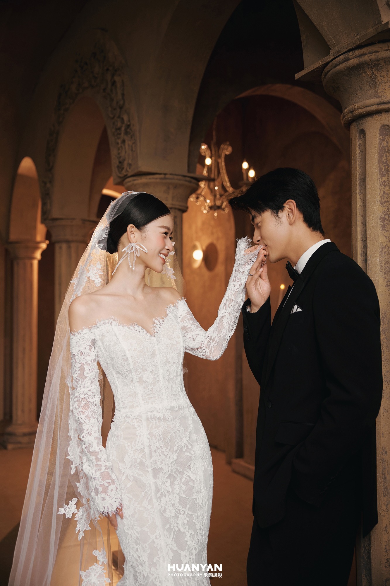 鎏金一吻客片第3张｜浪漫唯美婚纱照，摄于室内影棚