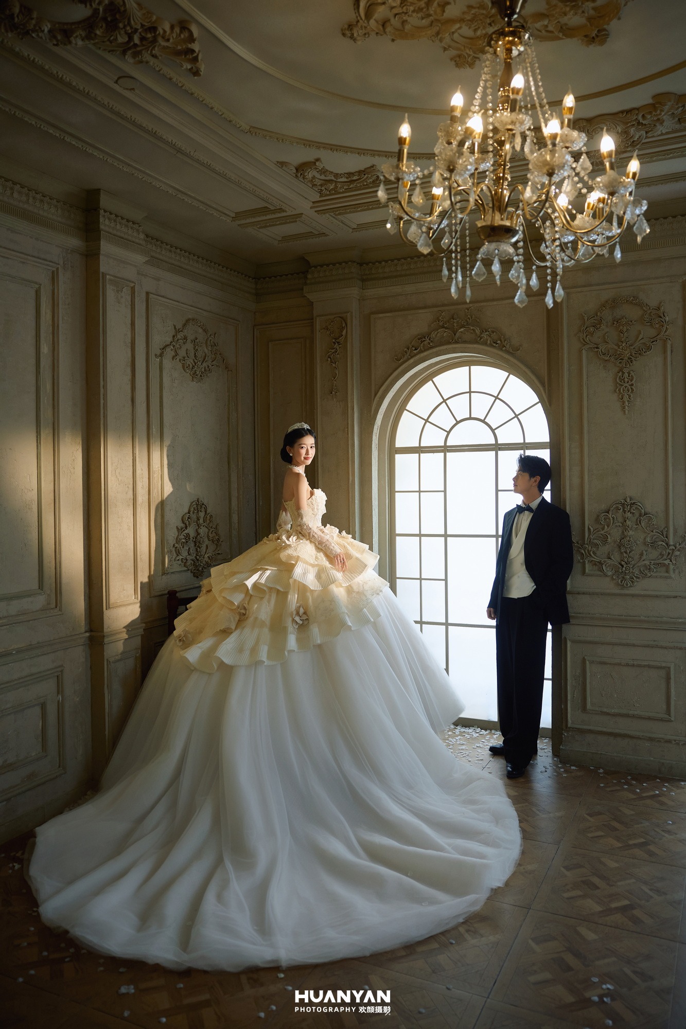 为她举纱：轻奢高级婚纱照室内影棚实拍