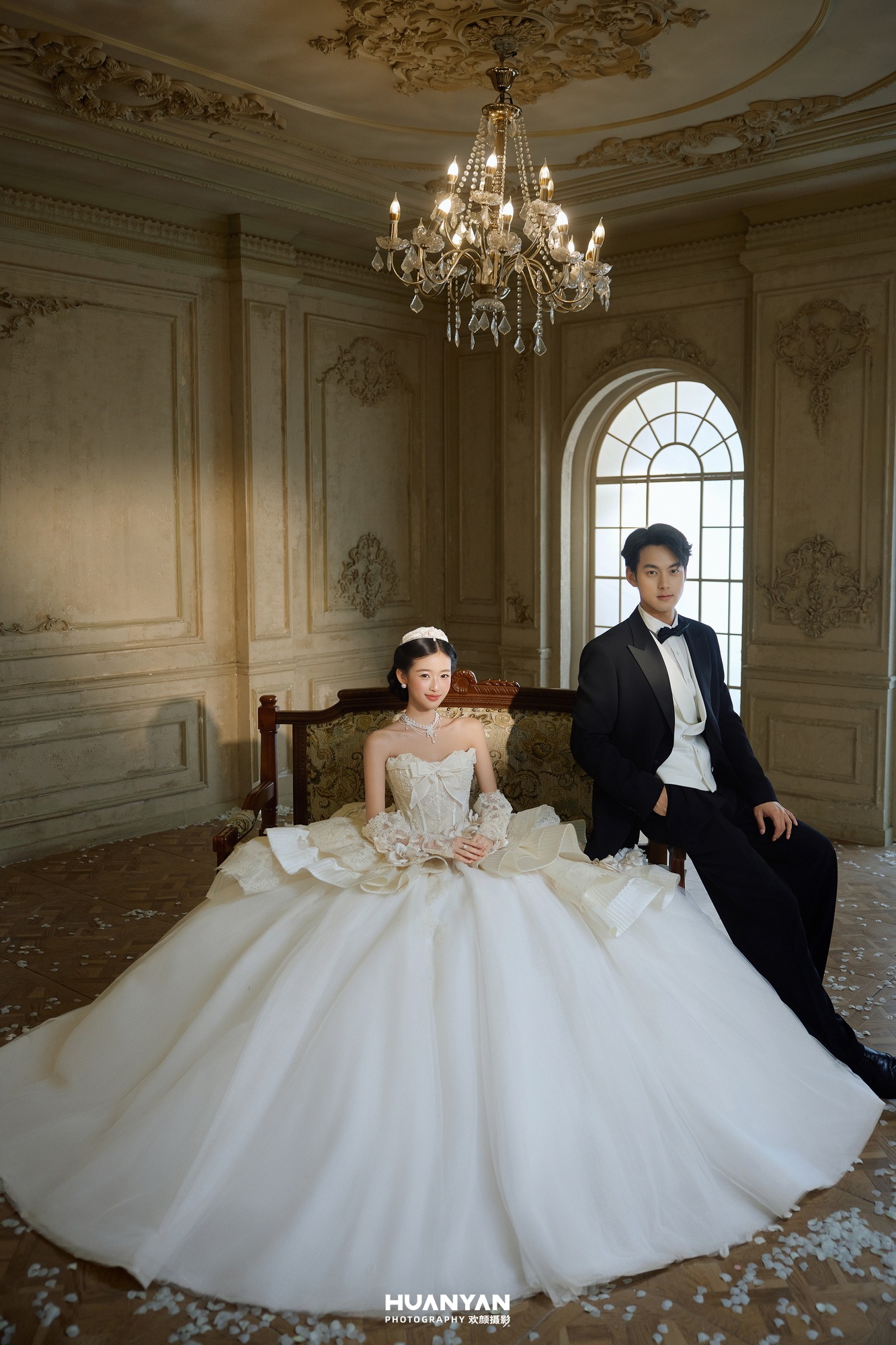 为她举纱客片第3张｜轻奢高级婚纱照，摄于室内影棚