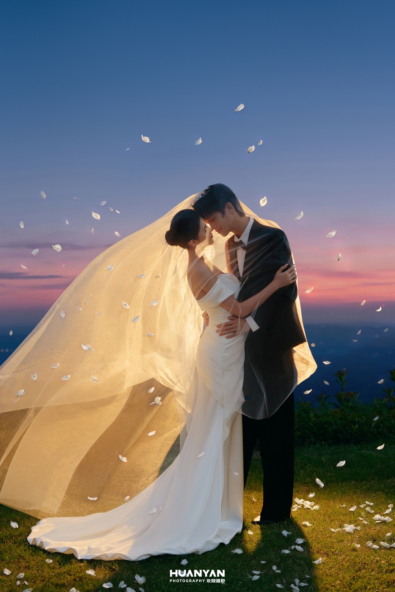霞色山盟客片第3张｜浪漫唯美婚纱照，摄于户外自然