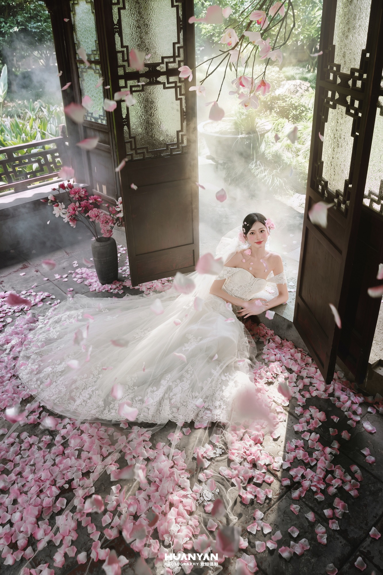 花间令客片第11张｜新中式婚纱照，摄于户外自然